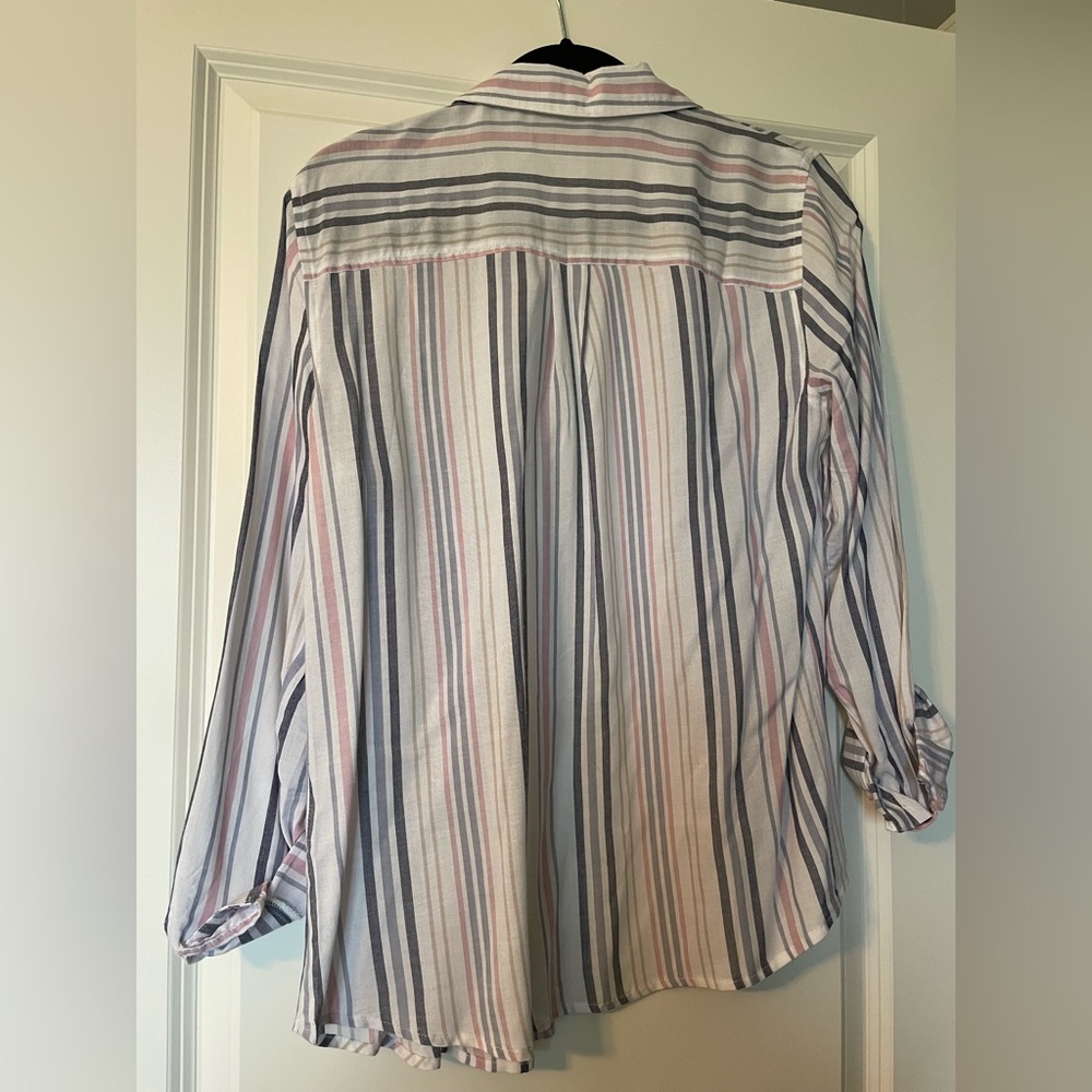 Button Up Top - Medium - Picture 4 of 4